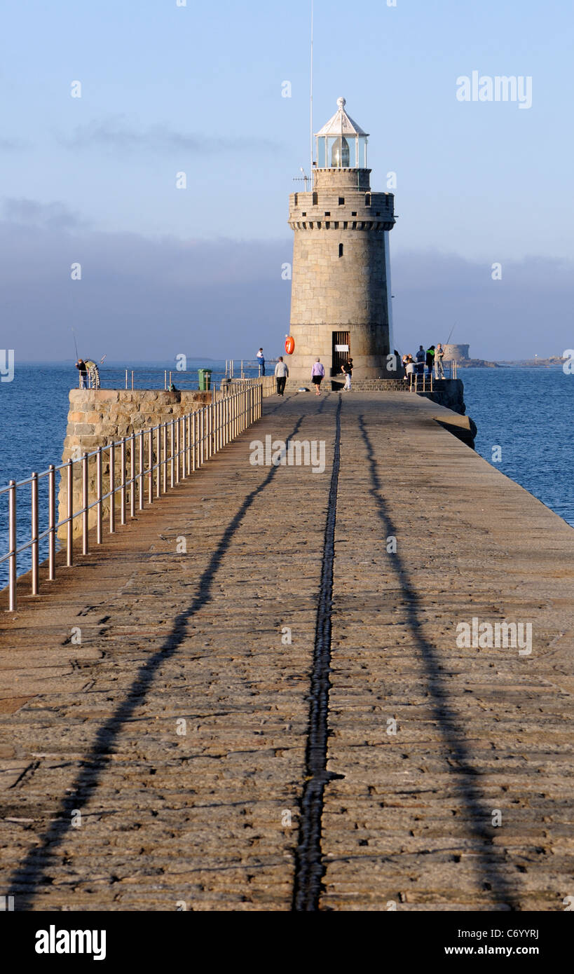 El final del rompeolas que protege el puerto en St Peter Port. En St Peter Port, Guernsey, Islas del Canal, Reino Unido. Foto de stock