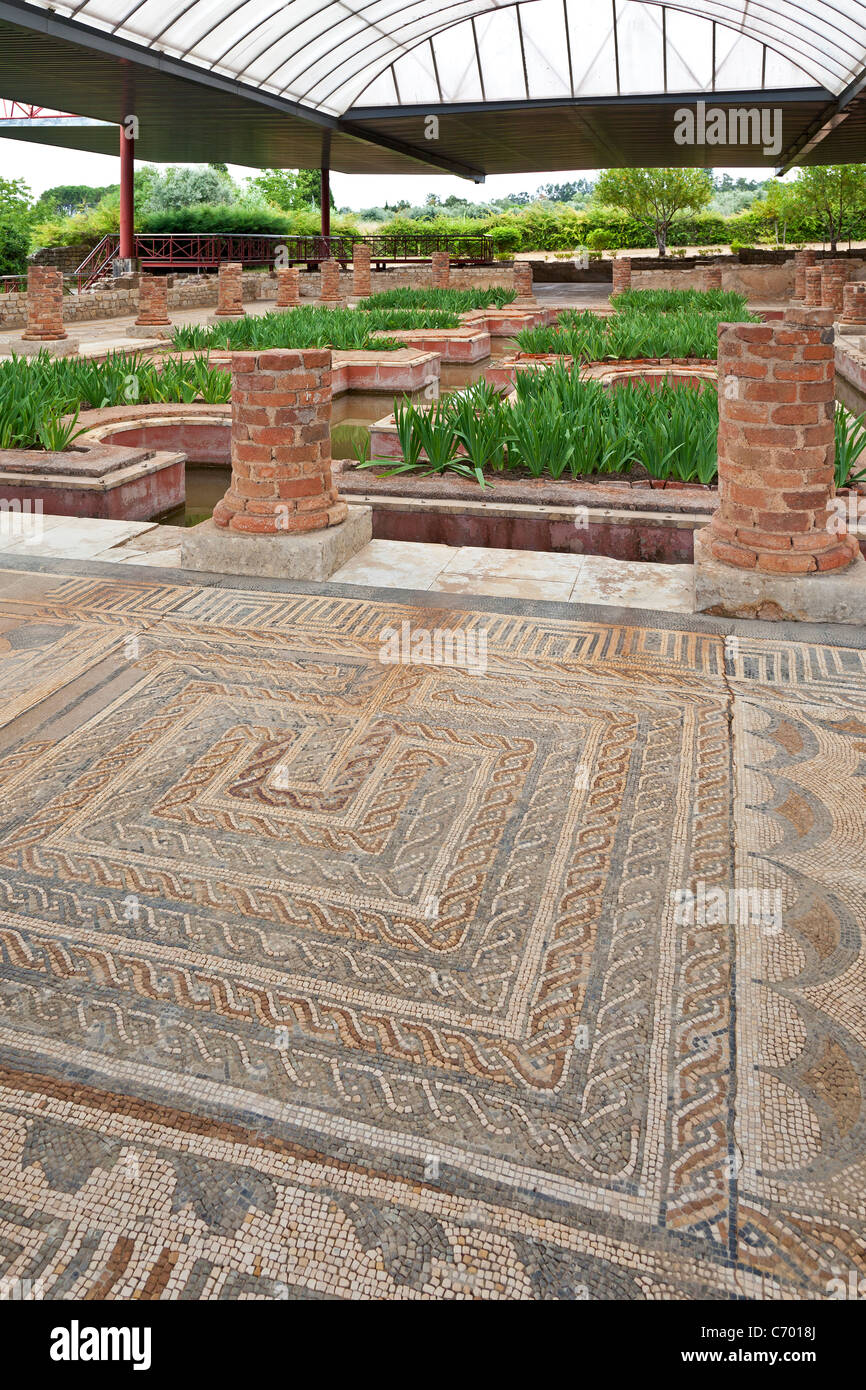 Peristilo con mosaicos en la Casa de la Villa de fuentes en Conimbriga, las ruinas de la ciudad romana mejor conservados en Portugal. Foto de stock