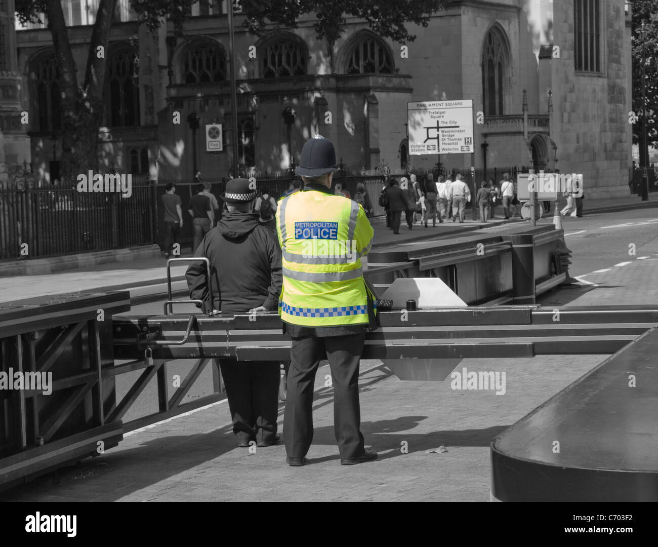 La Policía Metropolitana del Reino Unido custodiando el Parlamento de Westminster Londres salen Foto de stock