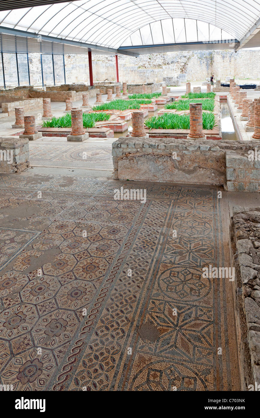 Triclinium mosaico de la casa de la Villa de fuentes en Conimbriga, las ruinas de la ciudad romana mejor conservados en Portugal. Foto de stock