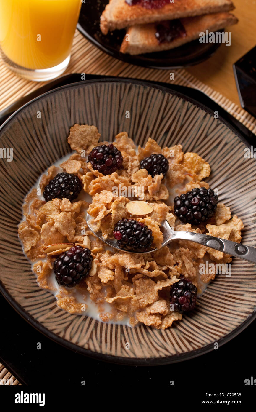 Cerca de un completo desayuno saludable tostadas de cereales y zumo de frutas. Foto de stock