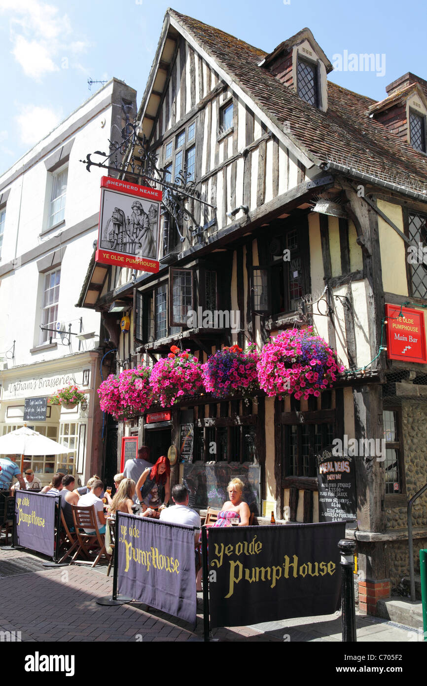 Hastings REINO UNIDO. Ye Olde PumpHouse pub George Street, en el casco antiguo de la ciudad. East Sussex, Inglaterra, GB Foto de stock