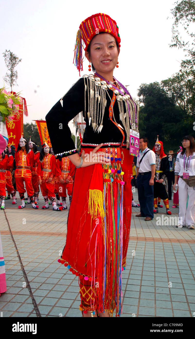 Zhang Kuanmei de la minoría étnica Jingpo muestra sus trajes típicos en una gran reunión con los delegados de todos los grupos étnicos Foto de stock
