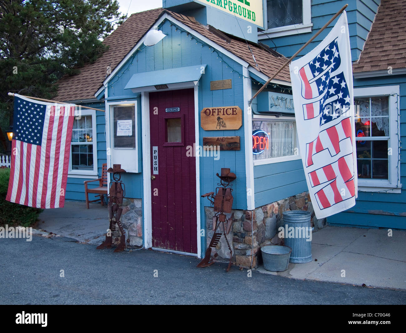 Flags outside restaurant fotografías e imágenes de alta resolución - Alamy