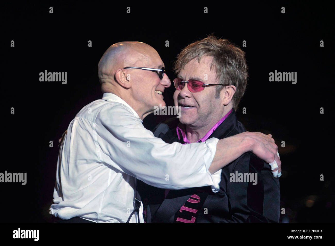 Sir Elton John y el percusionista Ray Cooper, celebra su 63º cumpleaños de  realizar un show en vivo en Kirstenbosch Botanical Fotografía de stock -  Alamy