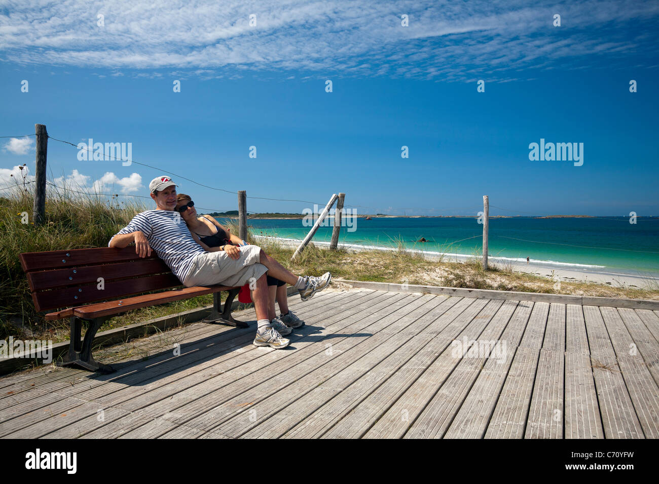 Una pareja de turistas contemplando el mar Céltico (Bretaña - Francia). Par de touristes admirant Celtique la Mer (Francia). Foto de stock