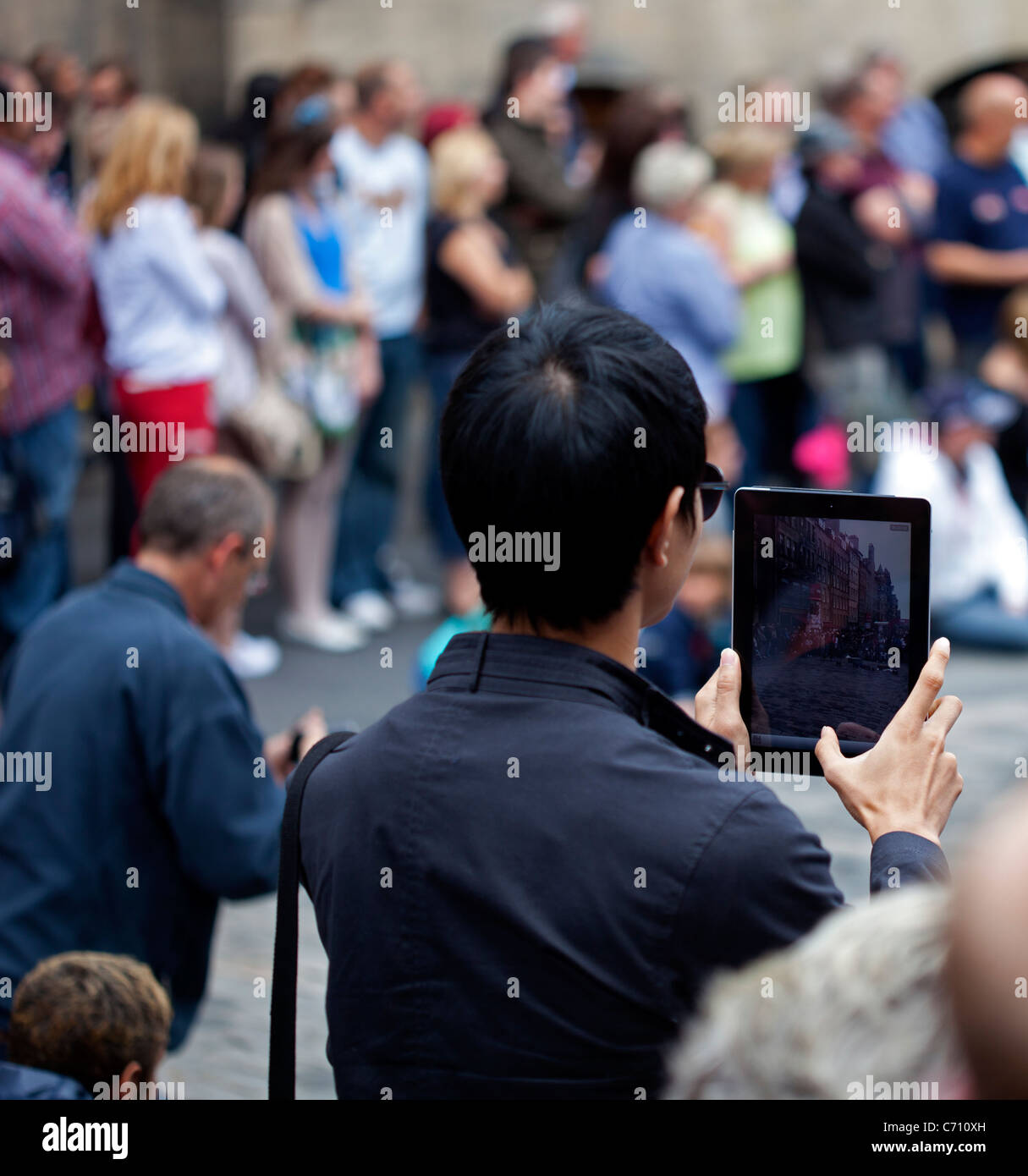 El hombre tomando la fotografía con un tablet Edimburgo Scotland Reino Unido Europa Foto de stock