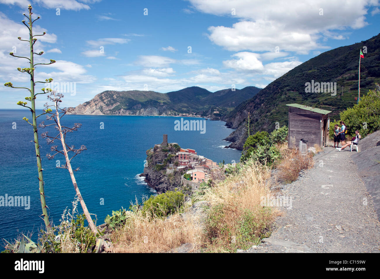 Caminante a pagar quiosco, trail en aldea pesquera Vernazza, el parque nacional de Cinque Terre, sitio del Patrimonio Mundial de la Unesco, di Levante de Liguria, Italia, Europa Foto de stock