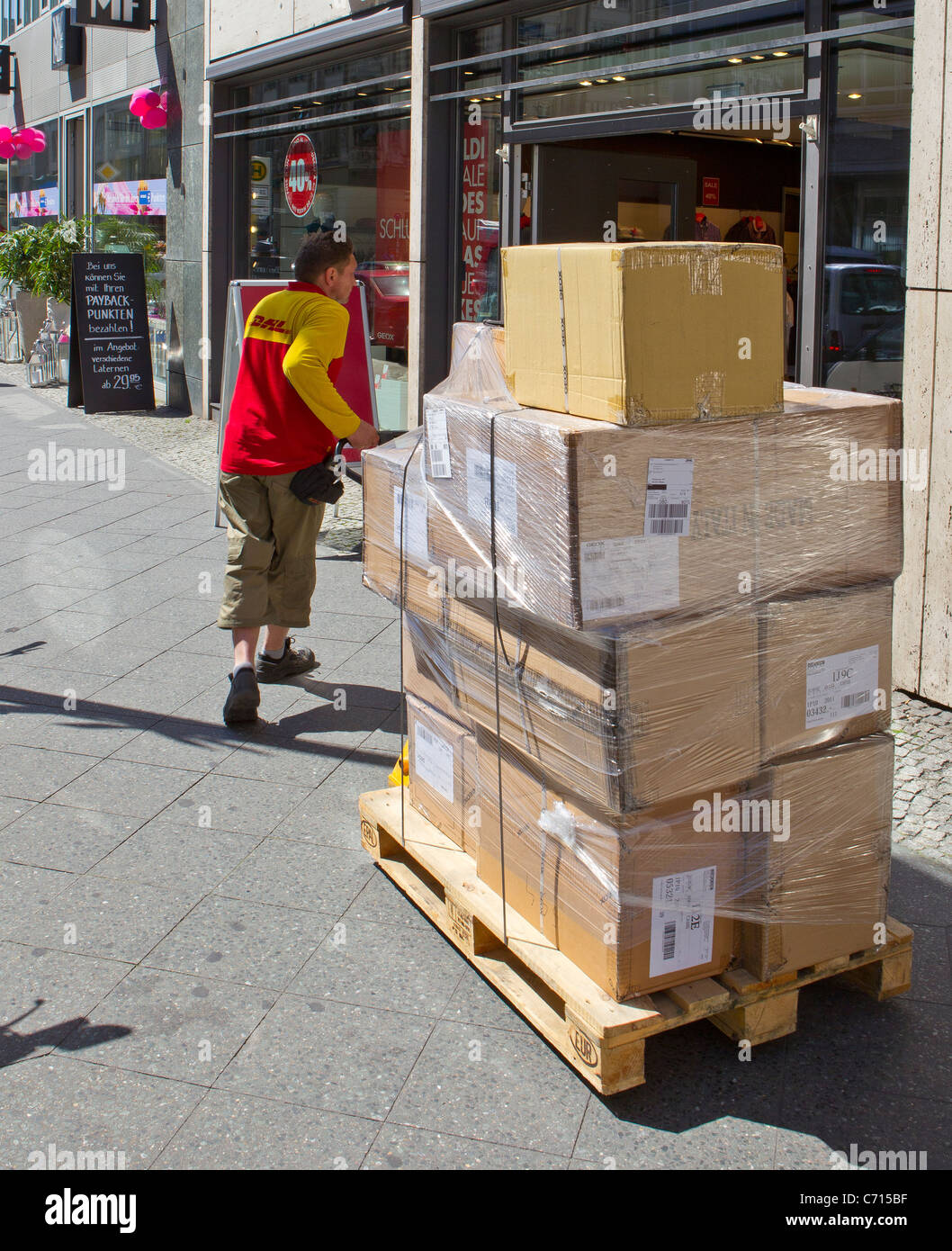 Dhl ofrecen cajas de entrega paquetes street Foto de stock