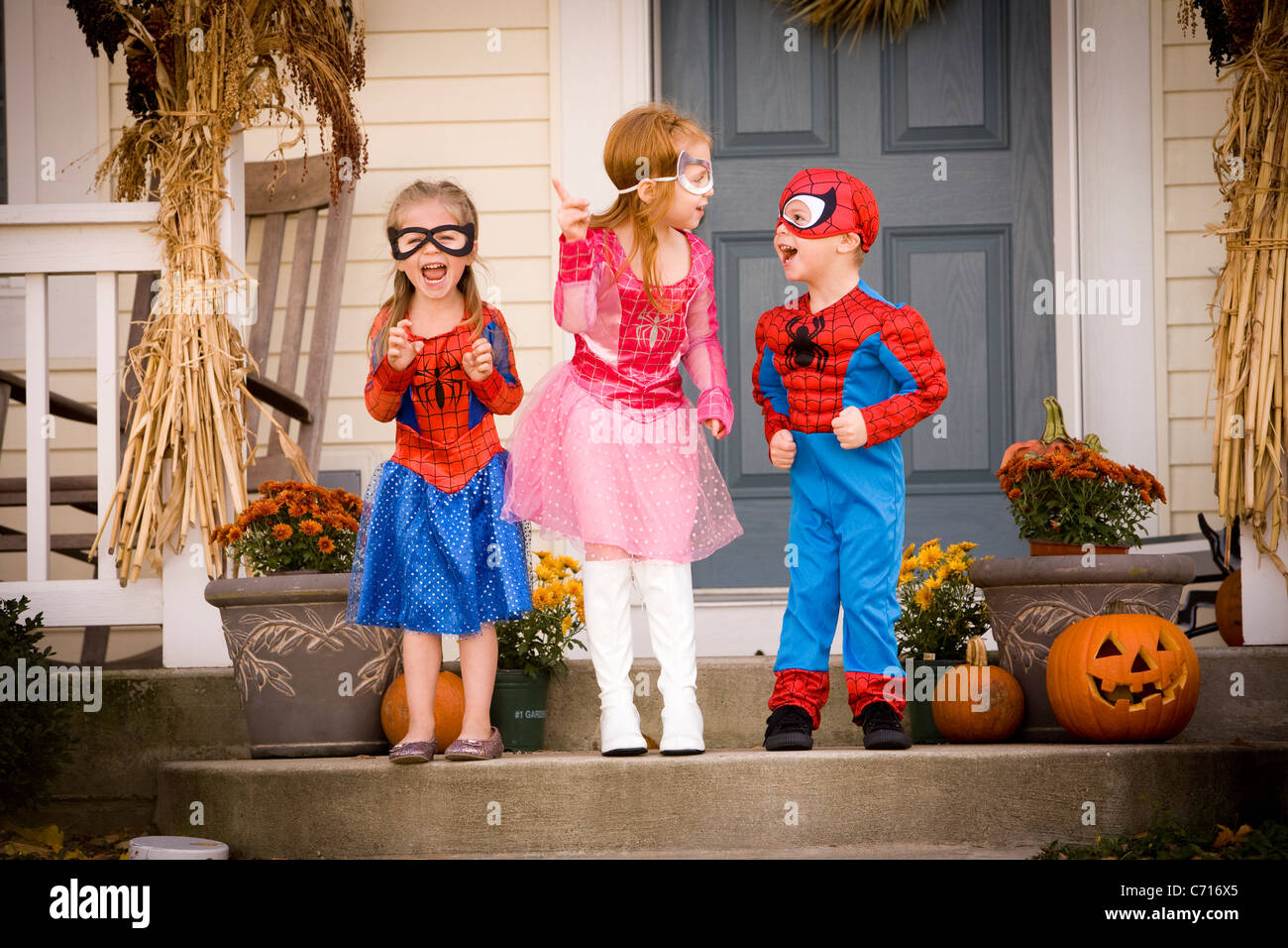 Excitados niños disfrazados para Halloween Fotografía de stock - Alamy