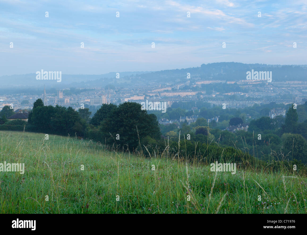 La ciudad de Bath al amanecer desde el horizonte caminando en Widcombe Hill. Somerset. Inglaterra. En el Reino Unido. Foto de stock