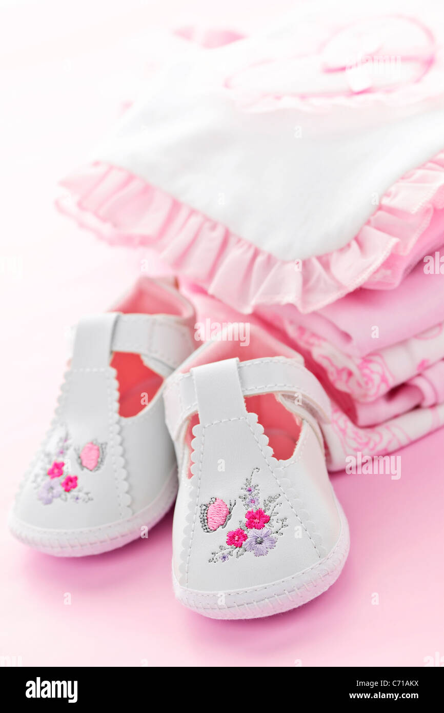 Rosa bebé niña ropa y zapatos para baby shower Fotografía de stock - Alamy