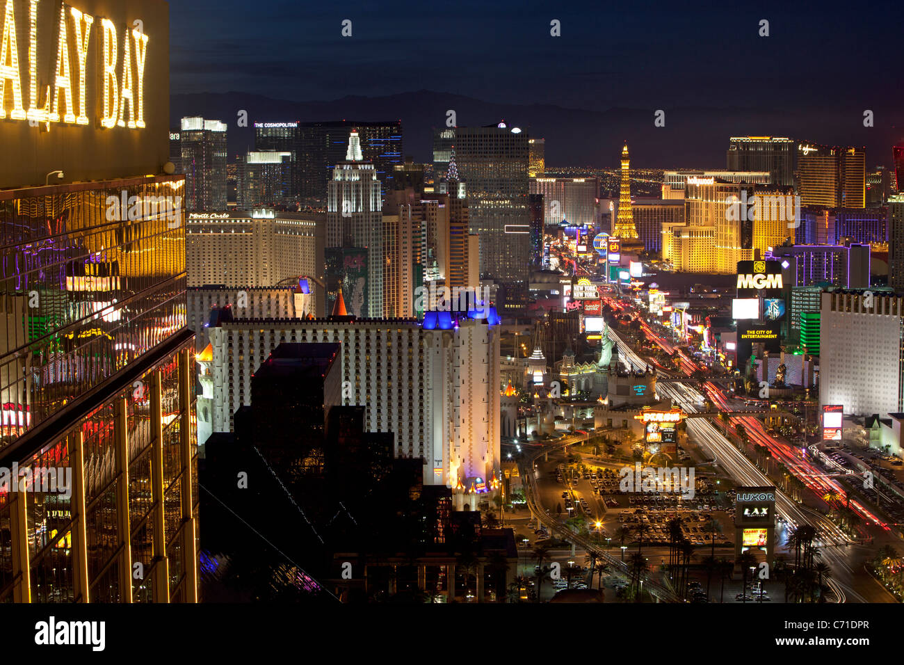 Estados Unidos de América, de Nevada, Las Vegas, elevada al anochecer vista de los Hoteles y Casinos a lo largo de la tira Foto de stock