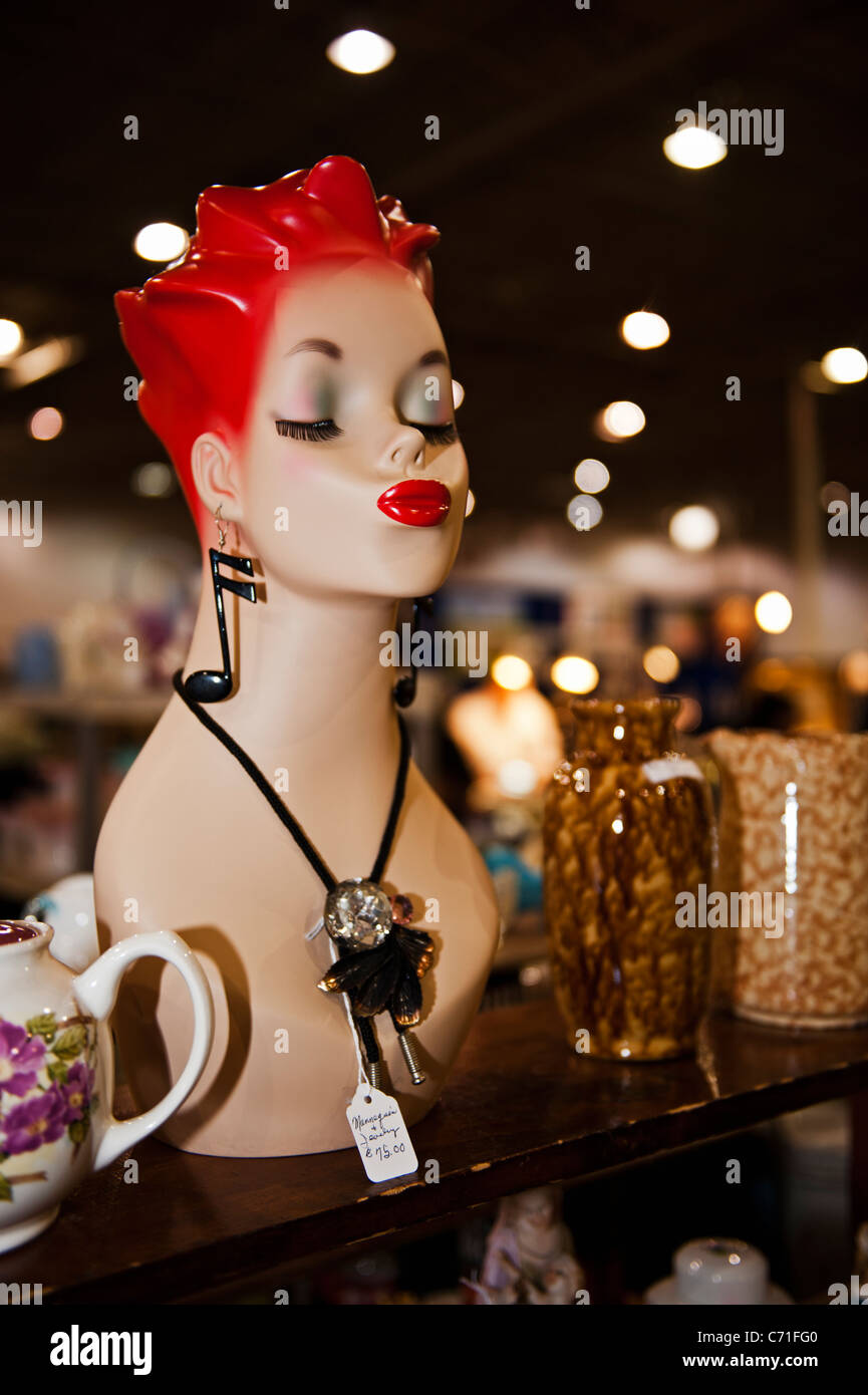 Busto de maniquí art deco con joyas de la cultura pop para la venta en un  mercado del huir de interior en el norte de Virginia Fotografía de stock -  Alamy