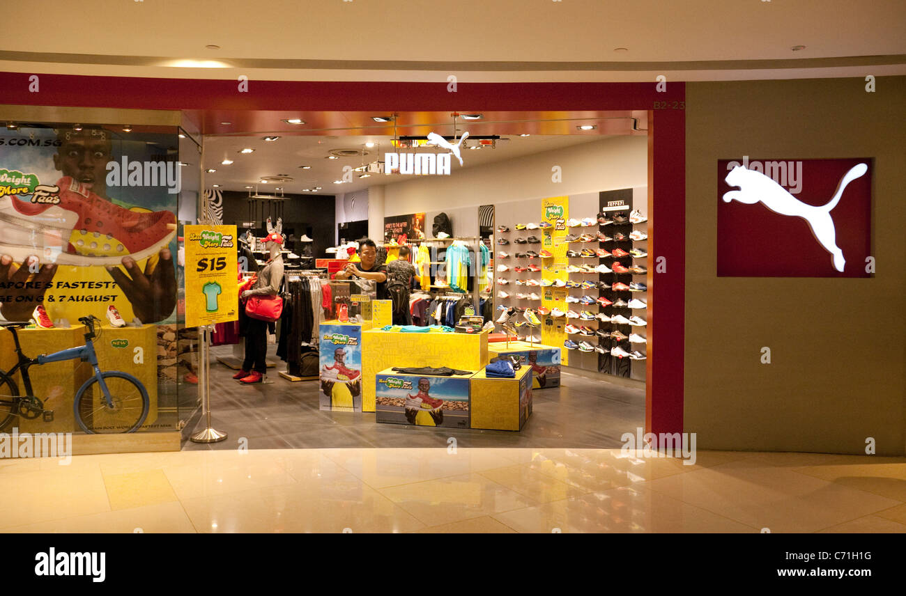 Exterior de la tienda de equipamiento deportivo Puma, Ion mall Singapur  Asia Fotografía de stock - Alamy