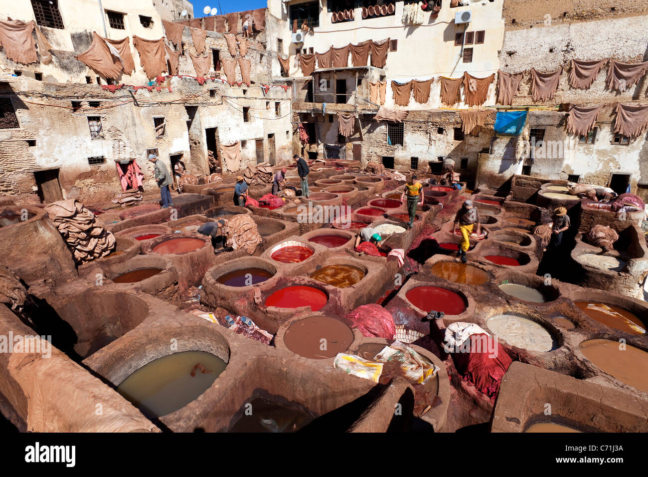 Curtiduría Chouwara tradicional en el casco antiguo de Fez, tinas de cuero curtido y teñido de pieles y cueros, Fez, Marruecos, Norte de África Foto de stock