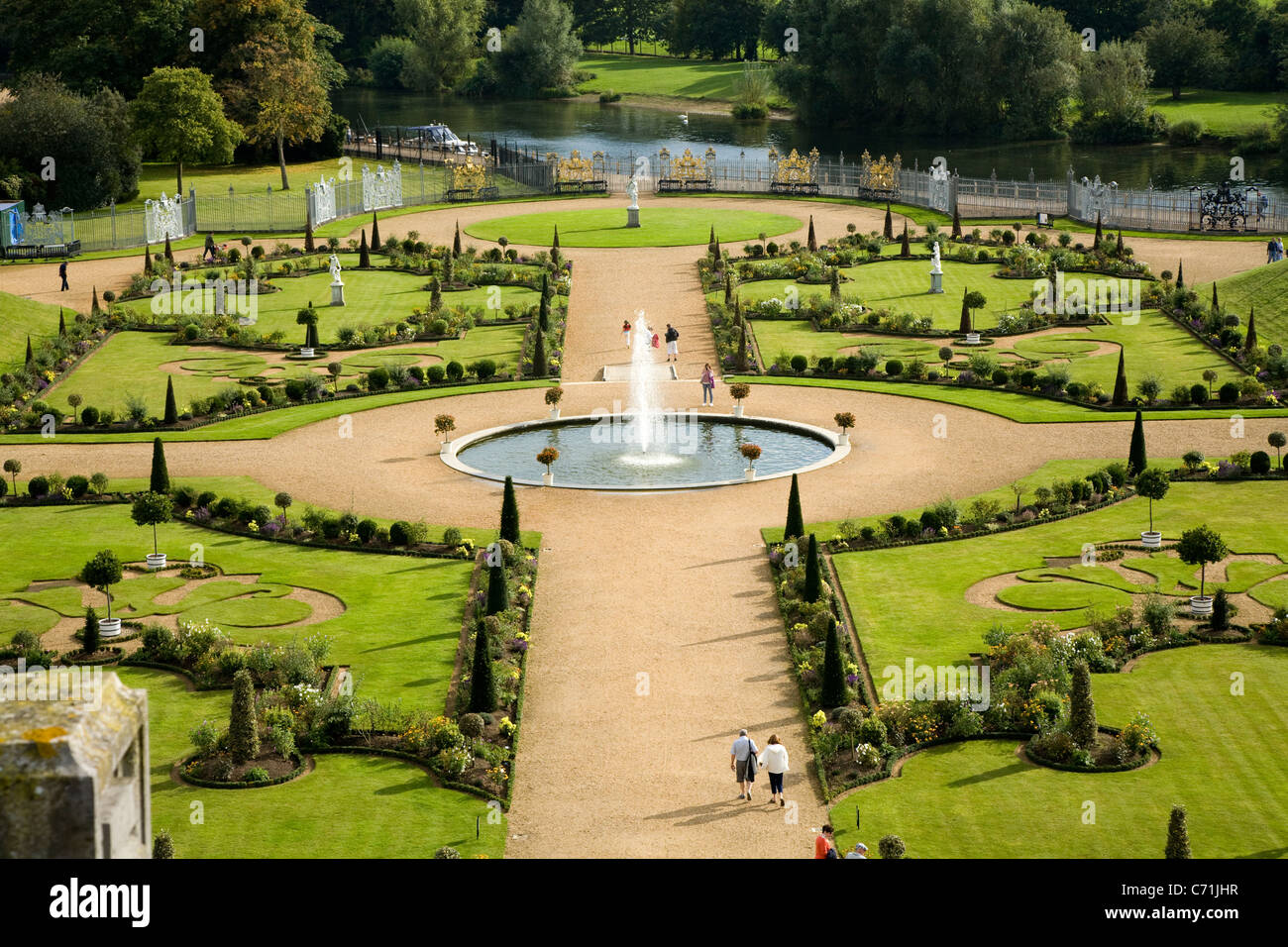 Elevados / Fotografía / toma aérea del Privy Garden en Hampton Court Palace, Reino Unido. Foto de stock