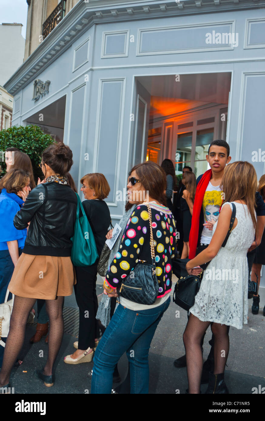 París, Francia, los adolescentes cola fuera de Dior, tienda de ropa de  lujo, Moda Ni-ght, 'Avenida Montaigne' Fotografía de stock - Alamy
