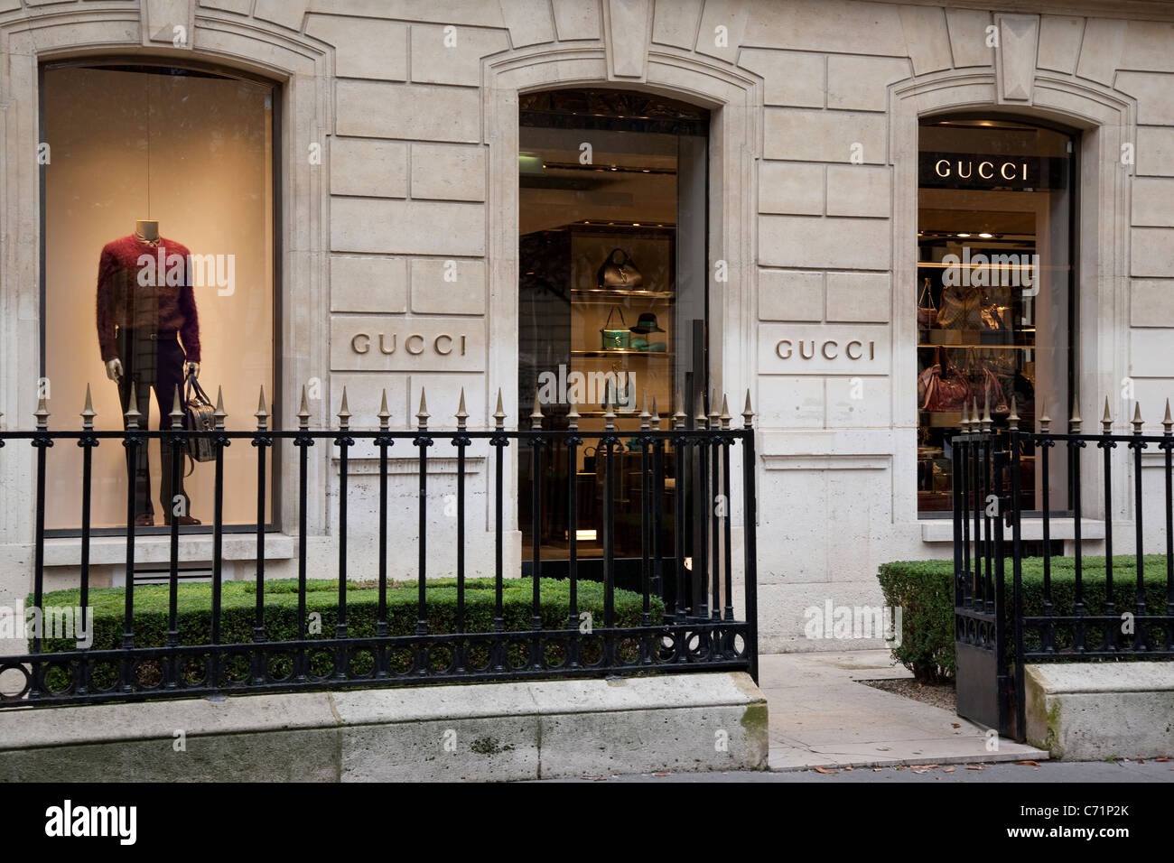 Tienda Gucci en la Avenue Montaigne, en París, Francia Fotografía de stock  - Alamy