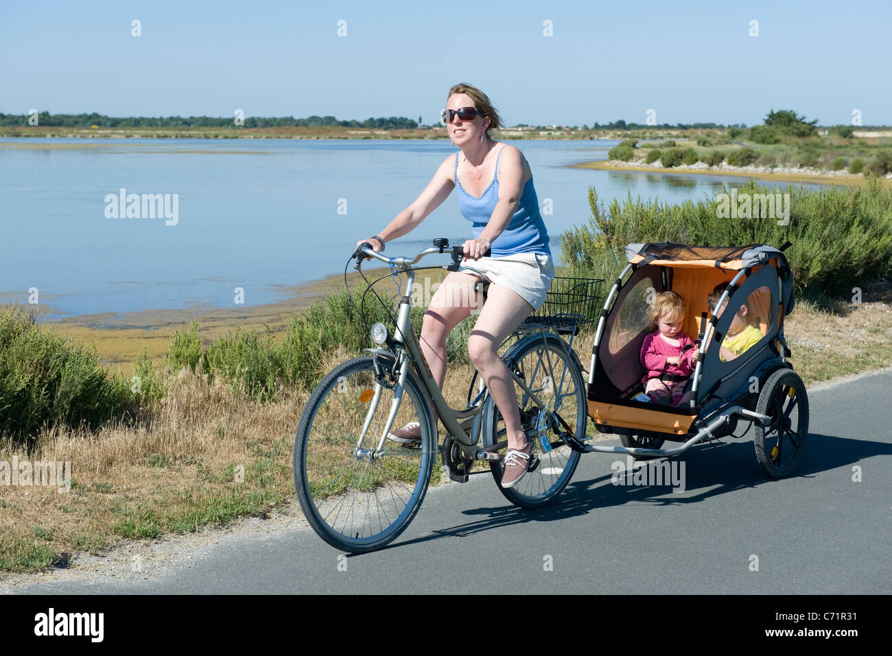 Bicycle trailer bike child fotografías e imágenes de alta resolución - Alamy