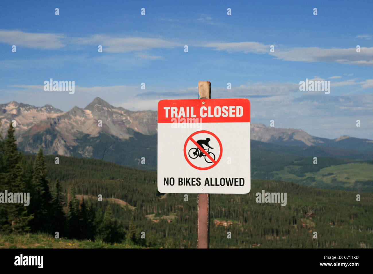 Mountain Bike Trail cerrado no permitió firmar en un sendero alpino en Telluride, Colorado Foto de stock