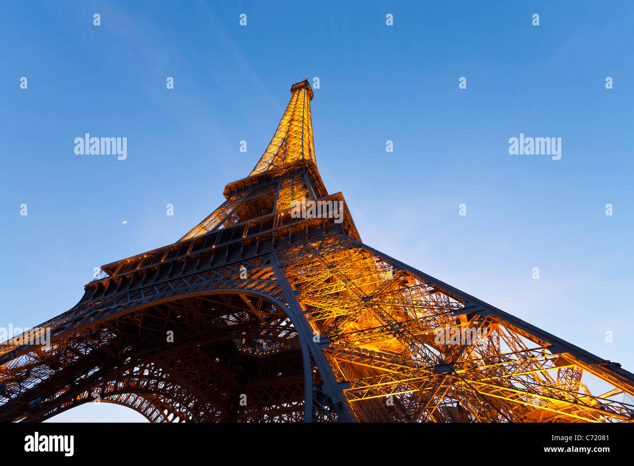 Ver hacia arriba desde debajo de la Torre Eiffel en Paris, Francia Foto de stock