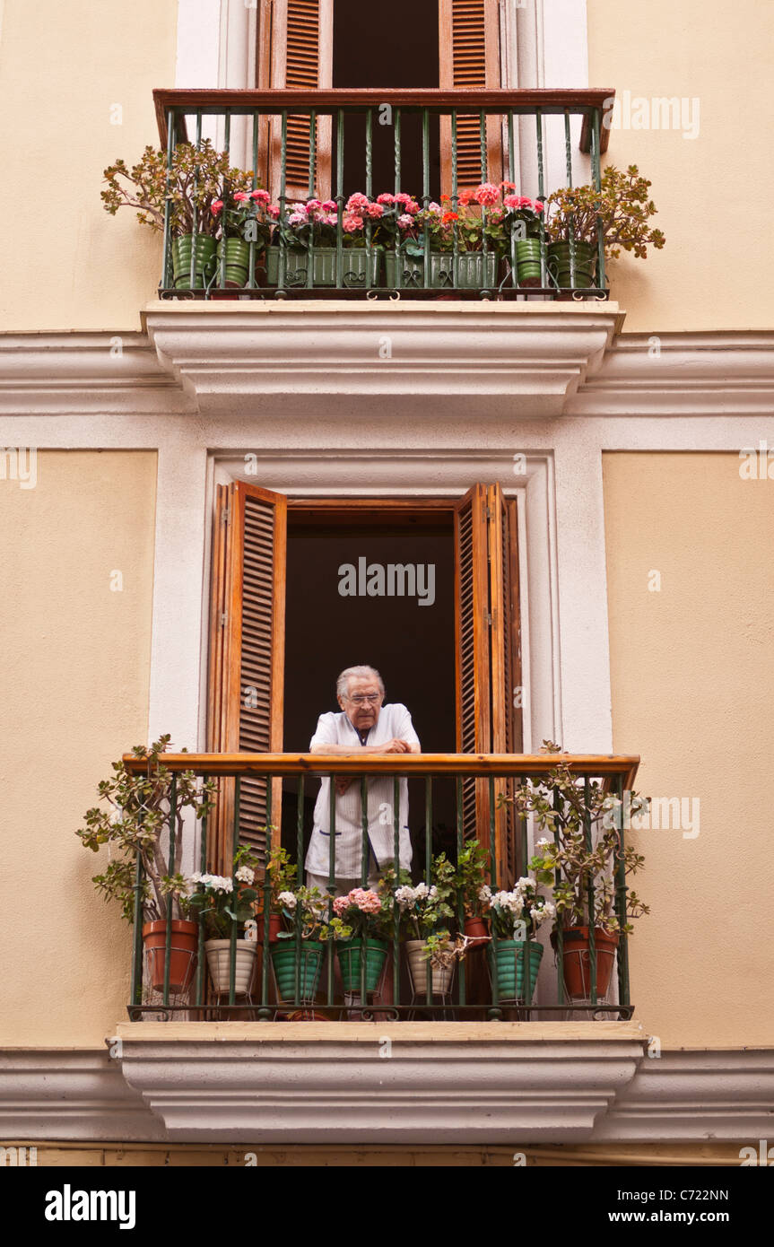 Hombre local en el balcón antiguo Cádiz Foto de stock