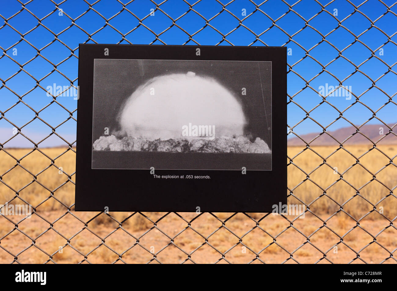 Una fotografía en la pantalla en el Trinity Site, en Nuevo México, mostrando al mundo el primer dispositivo nuclear que explotó en 1945. Foto de stock