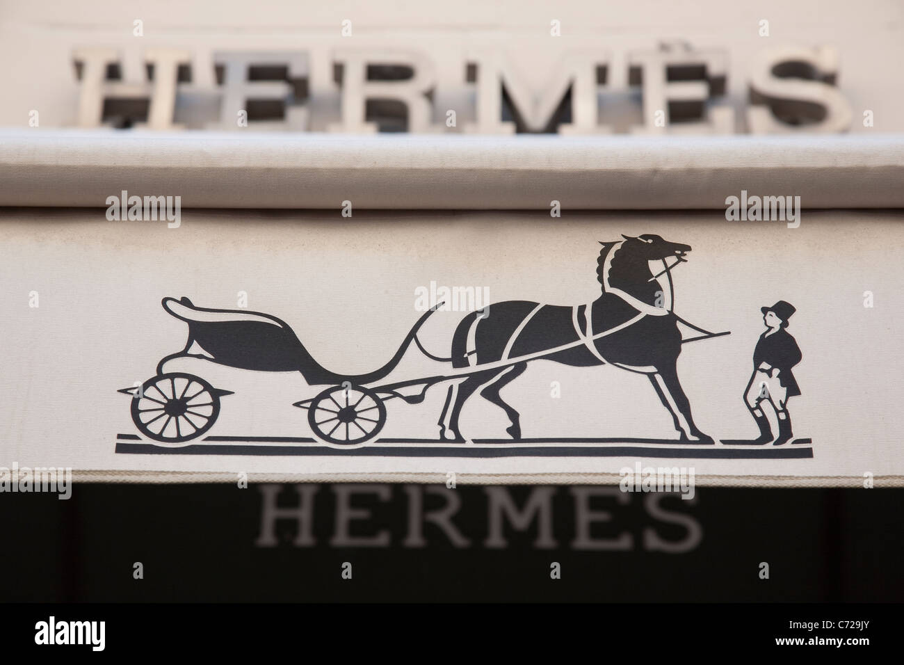 Logotipo de la marca Hermes en escaparates en la calle Paradis, Marsella, Francia Foto de stock
