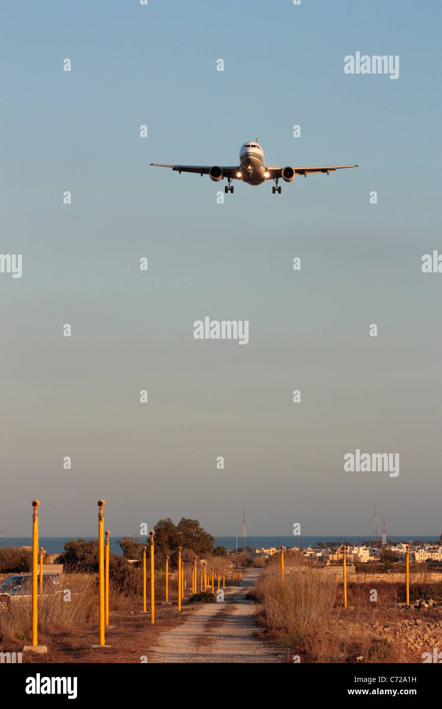 Vista frontal del avión de pasajeros Airbus A319 en la trayectoria de vuelo de avión para el aterrizaje Foto de stock