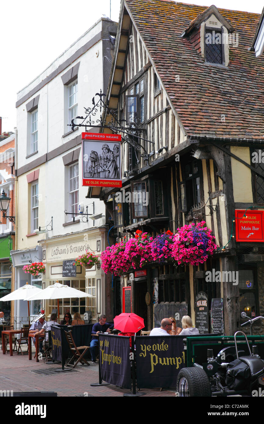 Hastings REINO UNIDO. Pubs y cafés en la calle George en el Old Town, East Sussex, Inglaterra, Reino Unido, GB Foto de stock