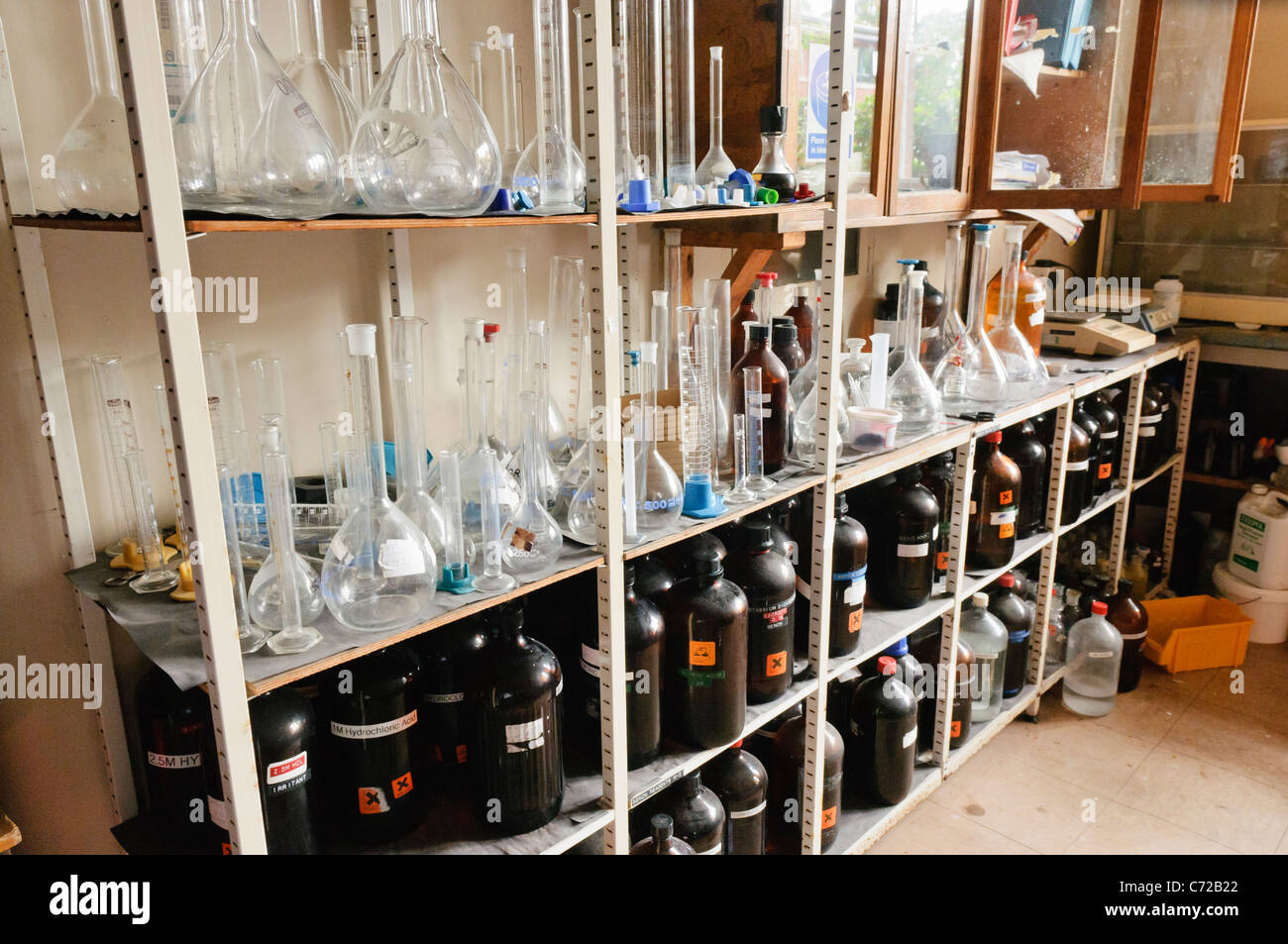 Los productos químicos en los estantes de una escuela laboratorio de química Foto de stock