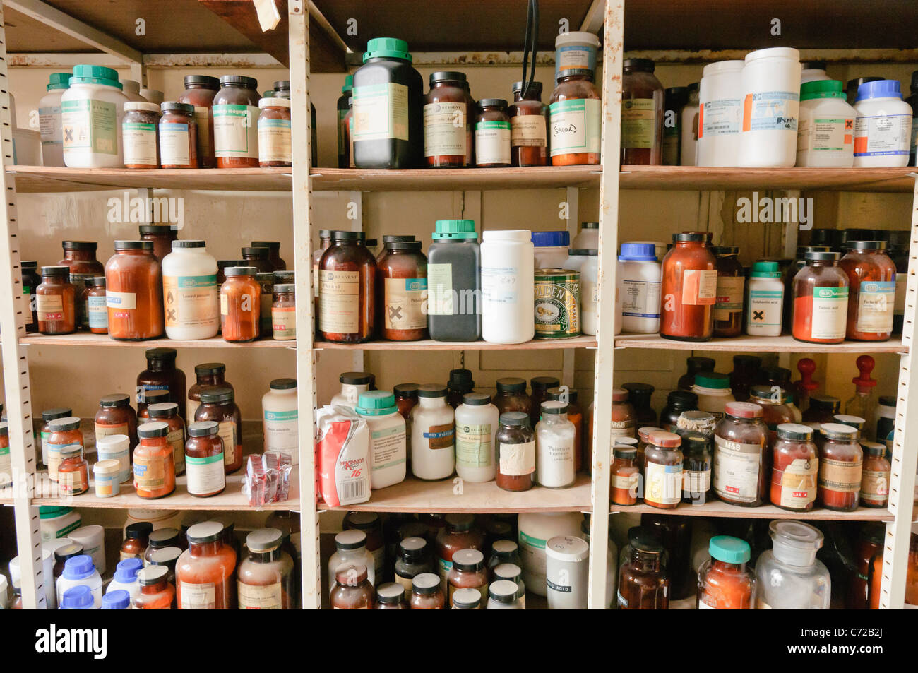 Los productos químicos en los estantes de una escuela laboratorio de química Foto de stock