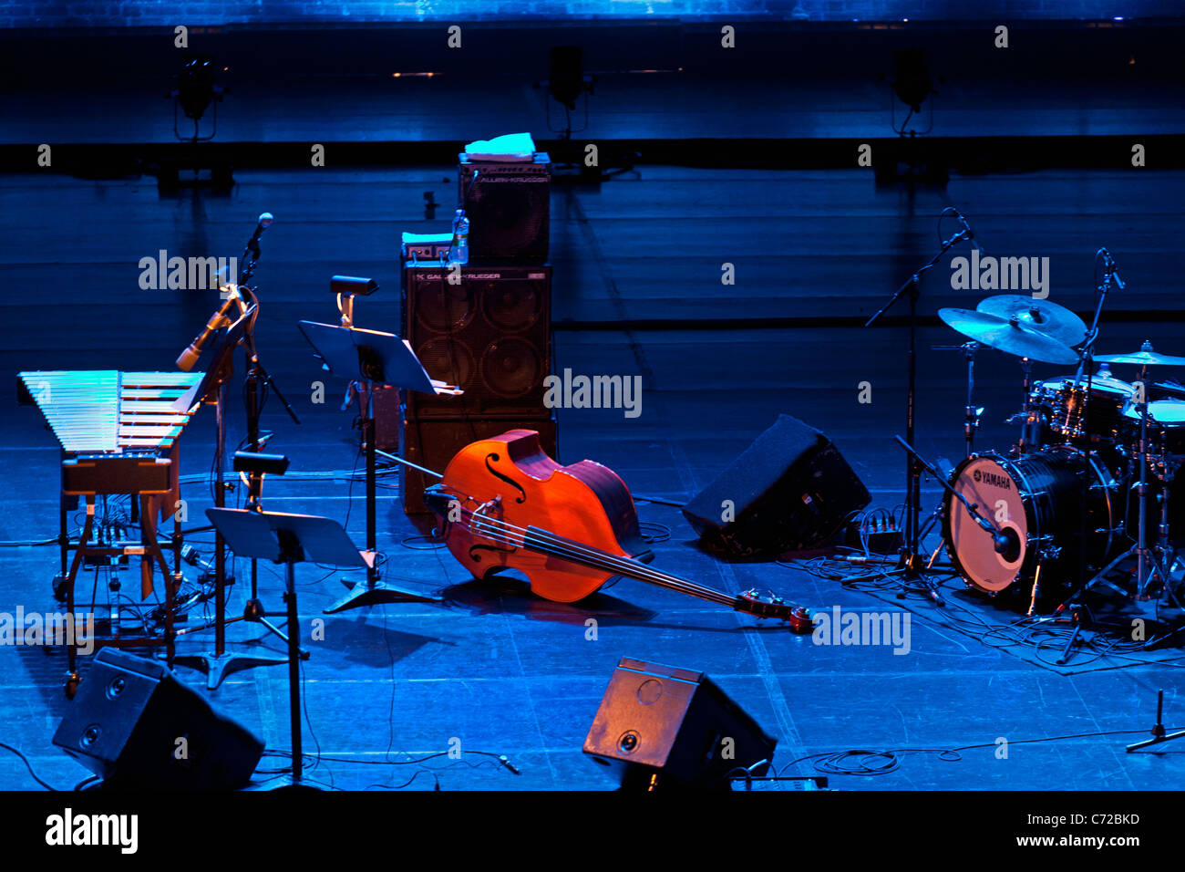 Canadá, Quebec, Montreal, Festival de Jazz de Montreal, escenario con instrumentos musicales Foto de stock