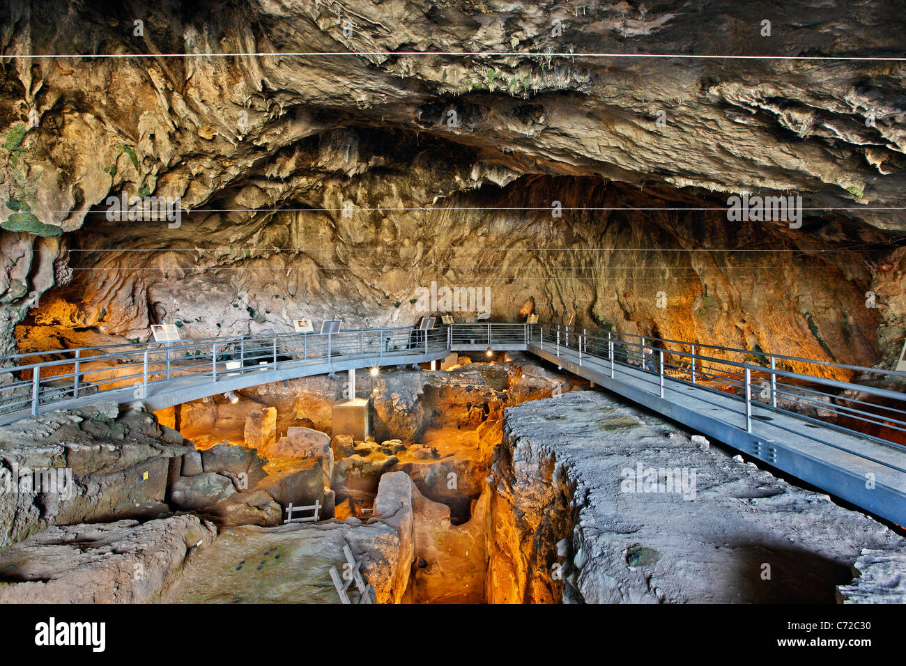 Theopetra cueva, un sitio prehistórico, de unos 4 km de Meteora, Trikala, Tesalia, Grecia Foto de stock