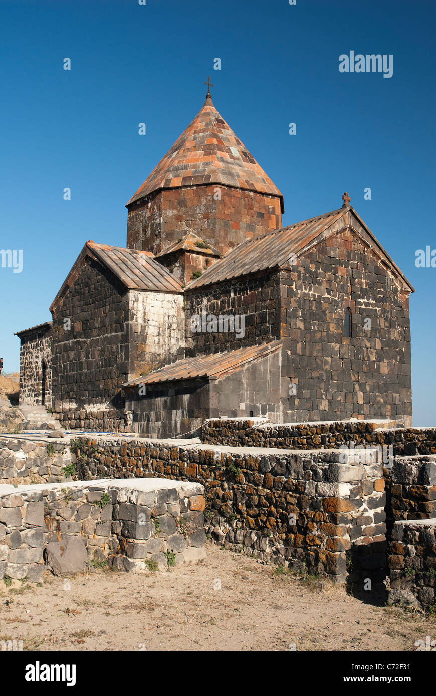 La antigua iglesia armenia en el lago Sevan, armenia Foto de stock