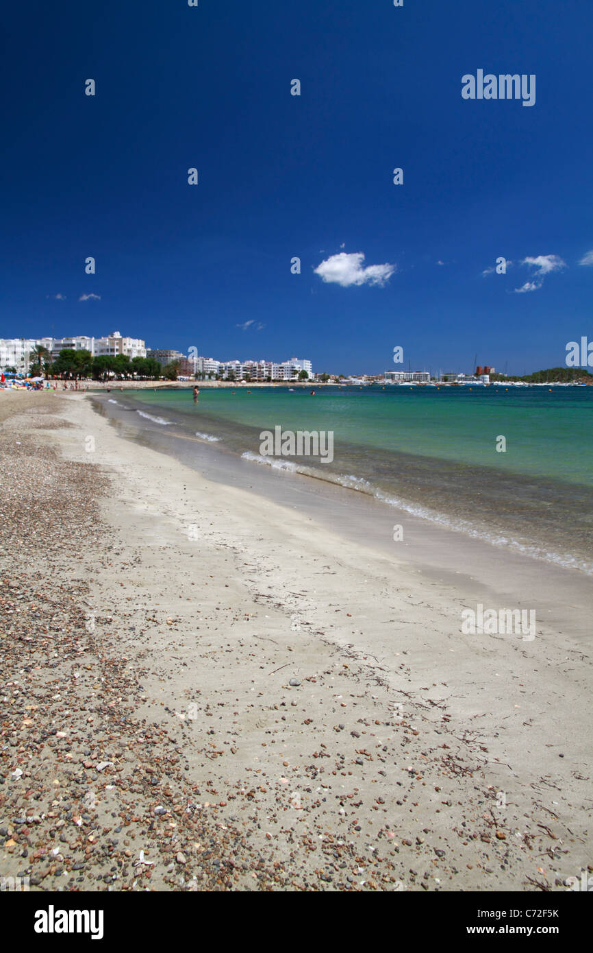 Vista general de la playa de Santa Eulalia, Ibiza Foto de stock