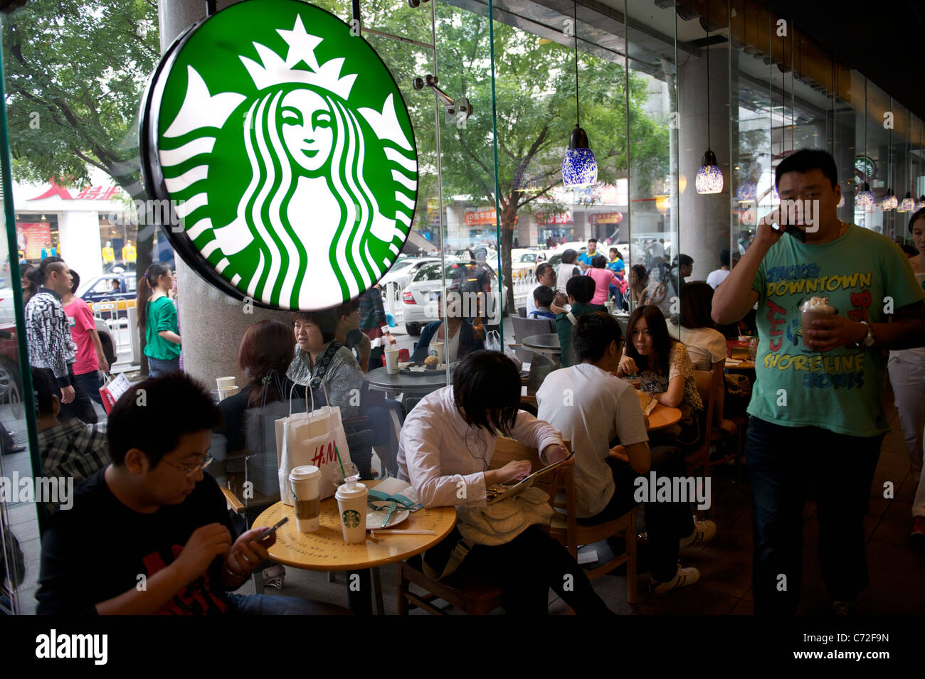 Hay una cafetería Starbucks en el centro de la ciudad de Beijing, China. 11-Sep-2011 Foto de stock