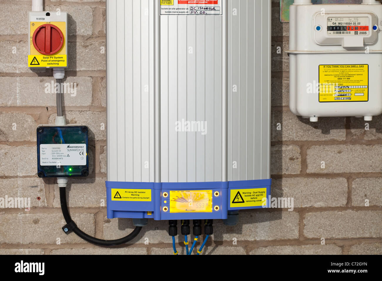Un sistema de alimentación del panel solar para el hogar, mostrando el convertidor que convierte la salida del panel solar de dc a ac. Foto de stock