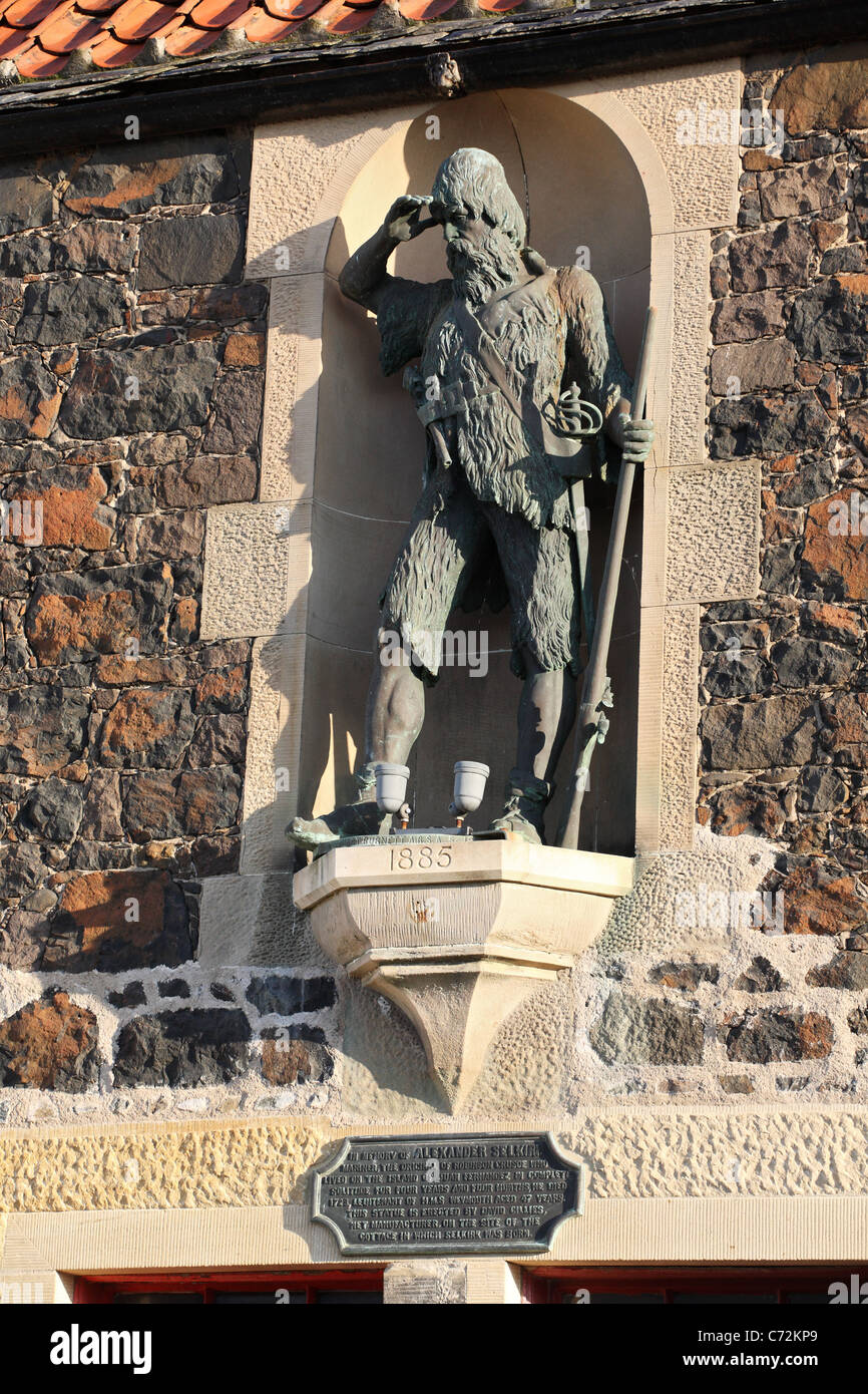 Estatua de bronce de Alejandro Selkirk el modelo de Robinson Crusoe, descenso largo, East Fife, Escocia, Reino Unido Foto de stock