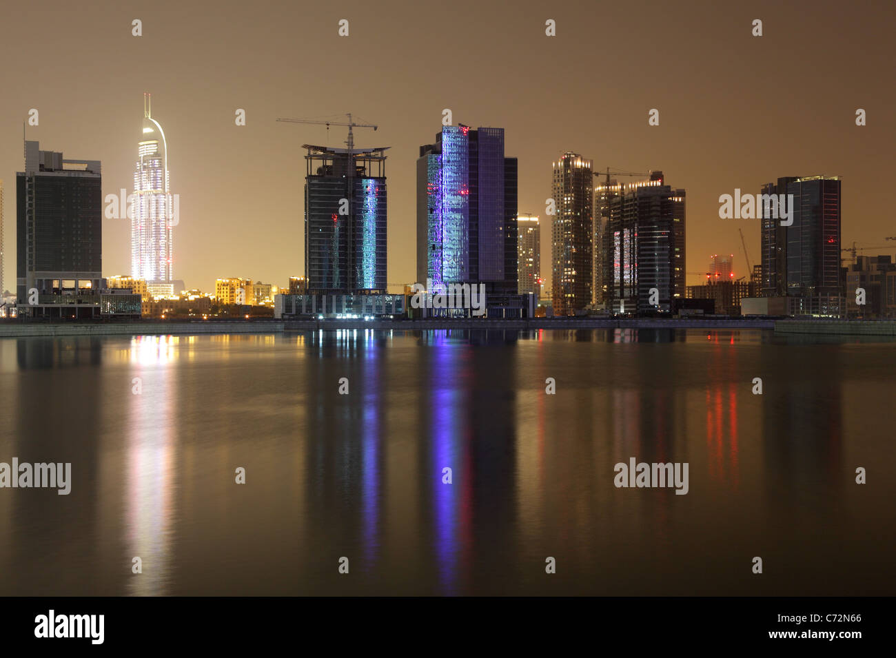 En la noche de la Bahía de negocios de Dubai, Emiratos Árabes Unidos Foto de stock