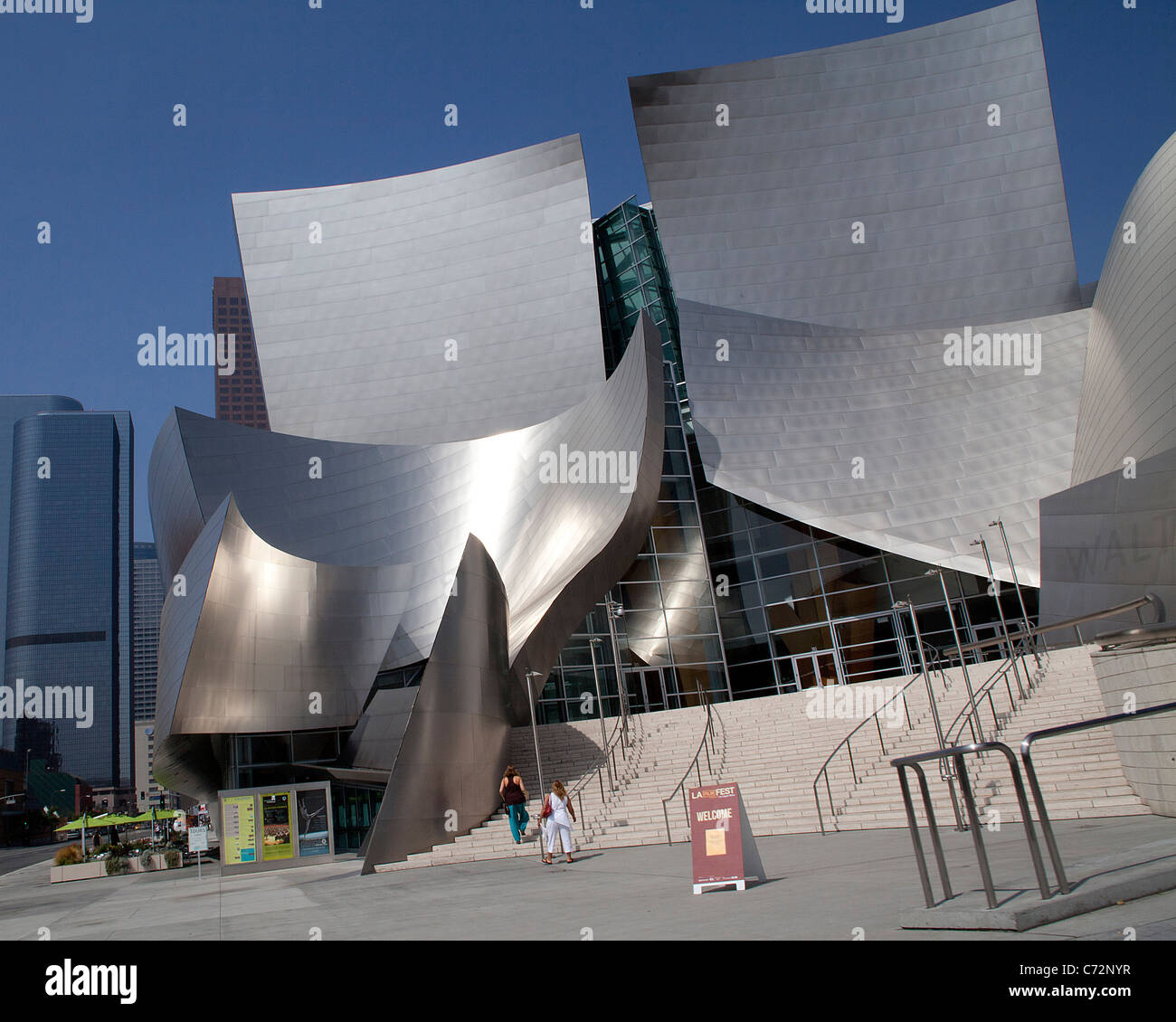 El Walt Disney Concert Hall en Los Ángeles, California, sede de la Orquesta  Filarmónica de Los Angeles Fotografía de stock - Alamy