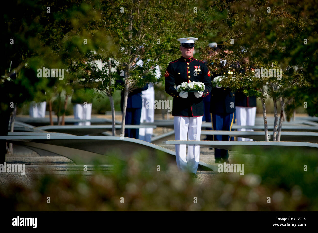 La Marina de los EE.UU. establece una corona en el Pentágono 9/11 observancia ceremonia en honor a las 184 víctimas. Foto de stock