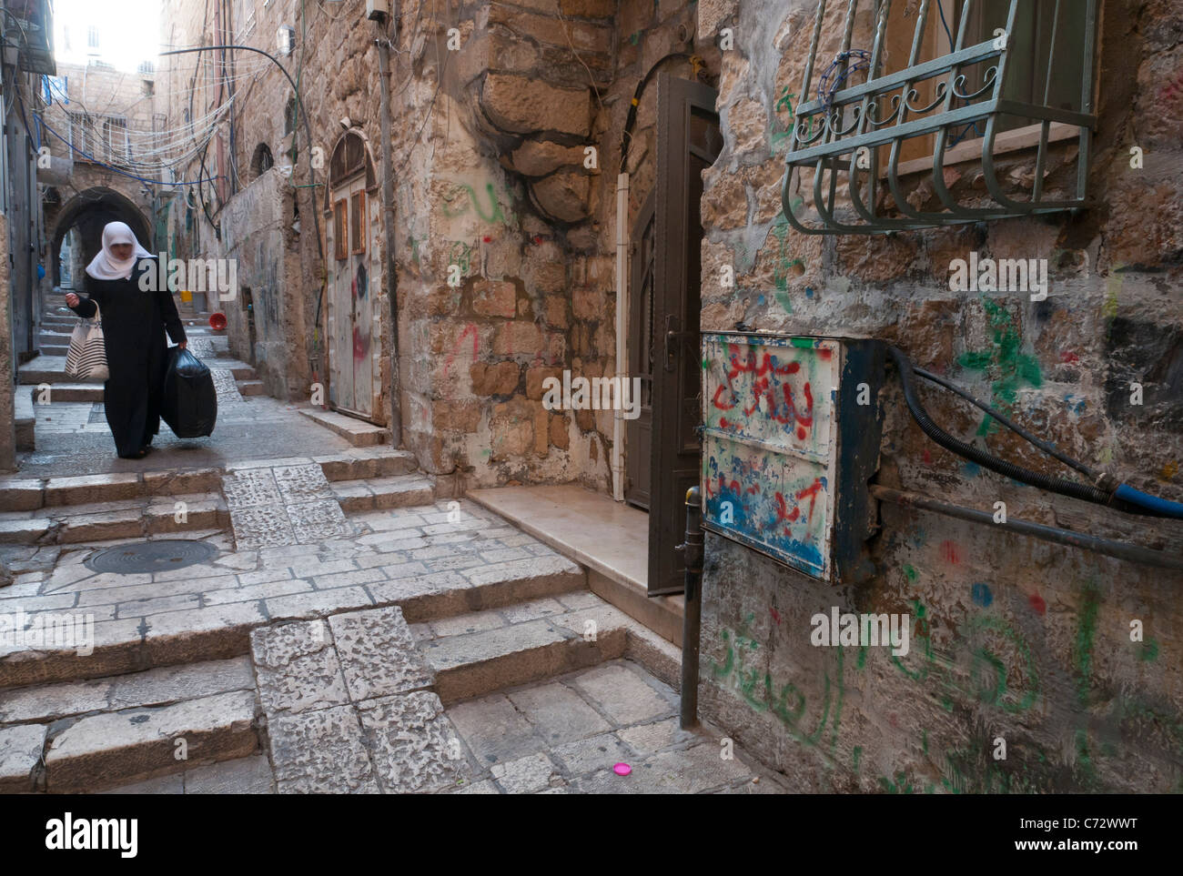 Mujer Palestina caminando en la calle en el Barrio Musulmán. Jerusalén. Israel Foto de stock