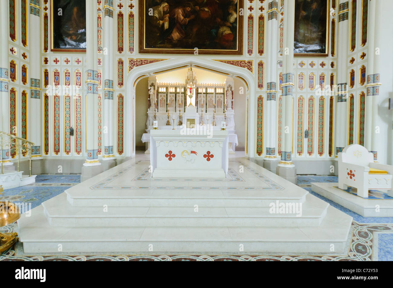 Ornamentado altar en una capilla católica romana Foto de stock
