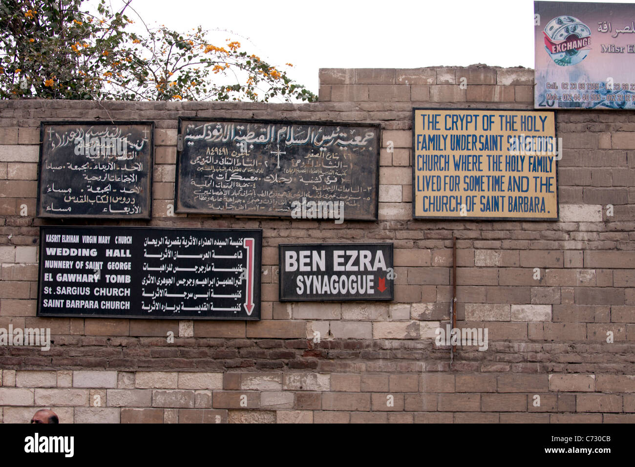 Letreros fuera del área Copto de El Cairo, Egipto. Detalles de los carteles de los distintos monumentos e iglesias presentes, para los turistas Fotografía de stock - Alamy Letreros fuera del área Copto de El Cairo, Egipto. Detalles de los carteles de los distintos monumentos e iglesias presentes, para los turistas Fotografía de stock - Alamy