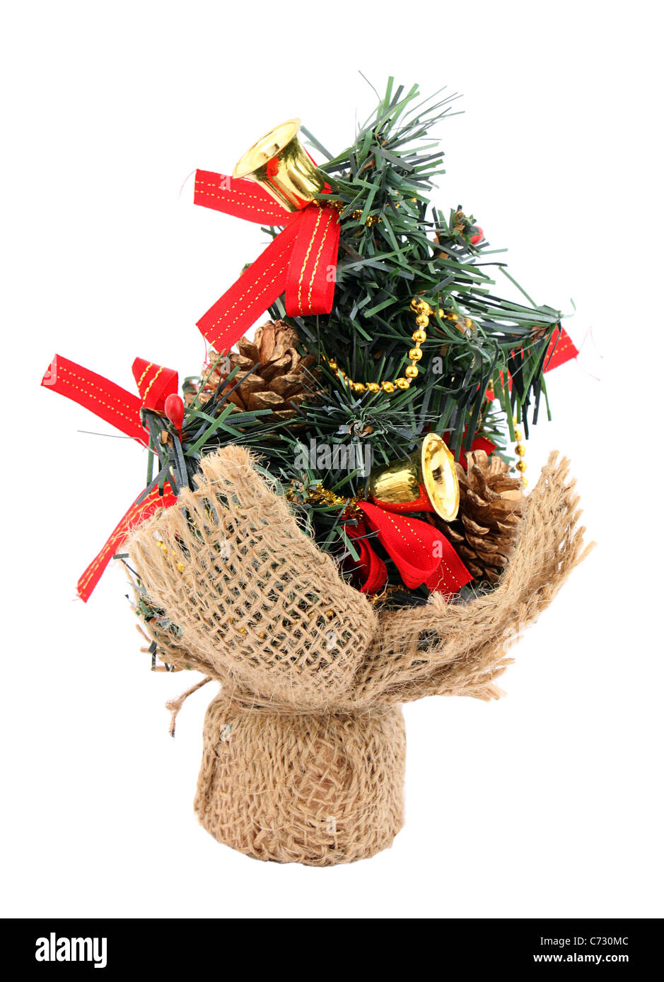Árbol de navidad artesanal aislado en blanco Foto de stock