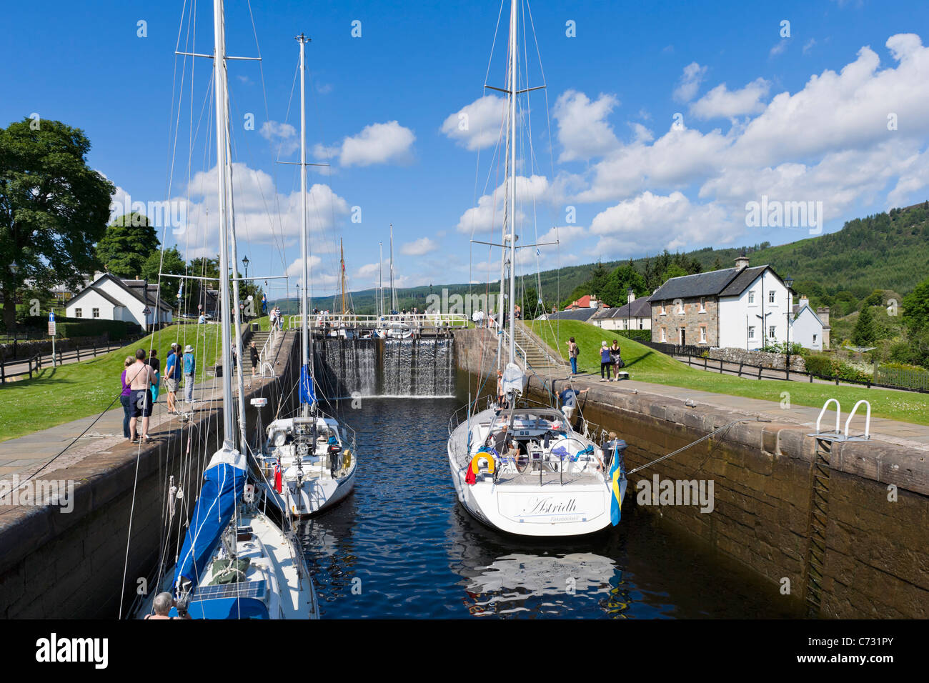 Los barcos en las esclusas del Canal de Caledonia, Fort Augustus, Highland, Scotland, Reino Unido Foto de stock