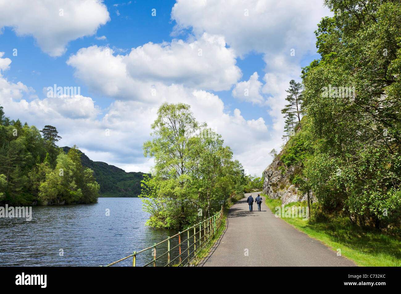 Par a lo largo de la orilla del Loch Katrine en los Trossachs National Park, Stirling, Escocia, Reino Unido Foto de stock