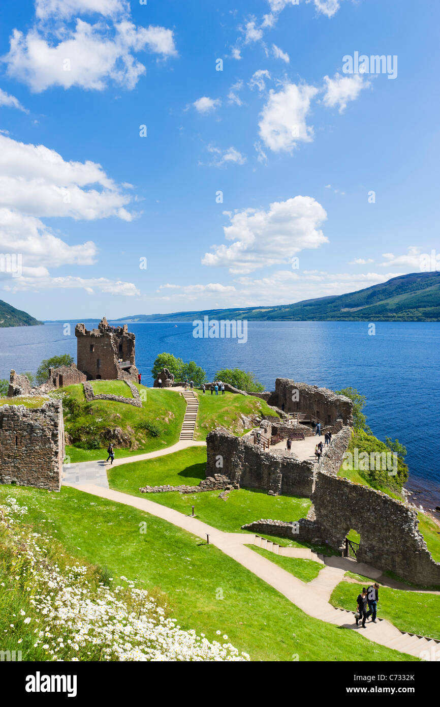 Las ruinas del castillo Urquhart en la orilla occidental del lago Ness (sitio de muchos avistamientos de Nessie), cerca de Drumnadrochit, Escocia, Reino Unido Foto de stock